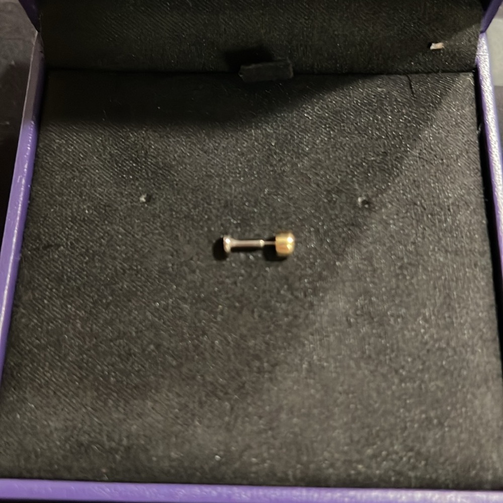 MEJURI - Piercing Studio - Solo Diamond Flat Back Stud - 14K Yellow Gold - Picture 7 of 7
